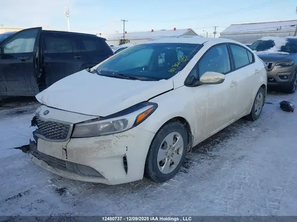 3KPFK4A72JE184082 2018 KIA FORTE - Image 2
