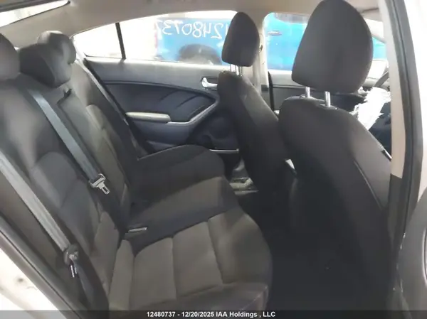 3KPFK4A72JE184082 2018 KIA FORTE - Image 8