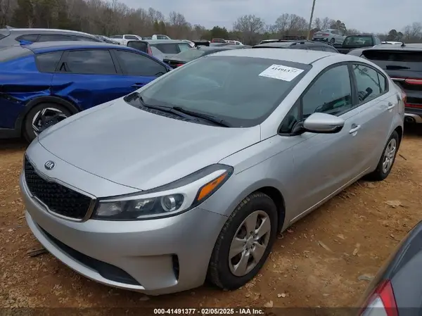 3KPFK4A72JE184387 2018 KIA FORTE - Image 2