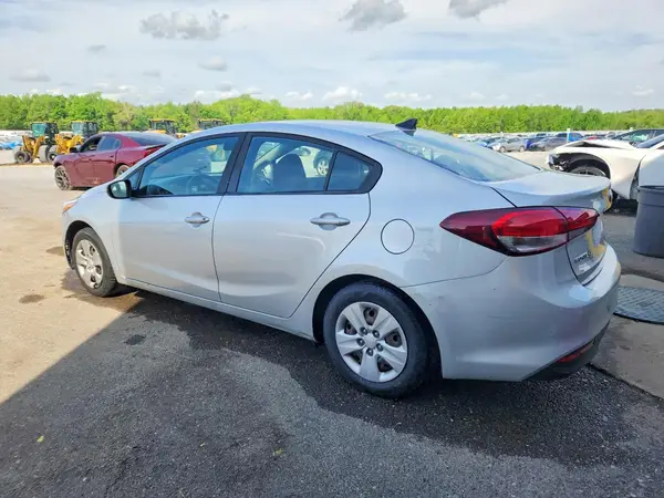 3KPFK4A72JE185801 2018 KIA FORTE - Image 2