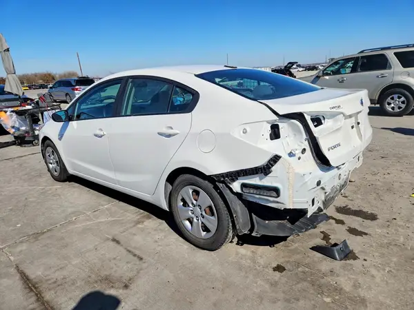 3KPFK4A72JE187354 2018 KIA FORTE - Image 2