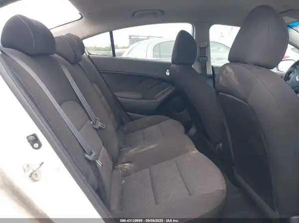 3KPFK4A72JE189752 2018 KIA FORTE - Image 8