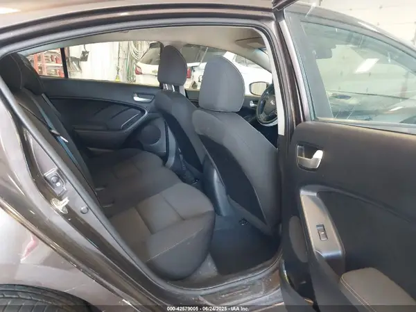 3KPFK4A72JE192196 2018 KIA FORTE - Image 8