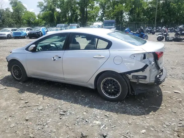 3KPFK4A72JE197513 2018 KIA FORTE - Image 2