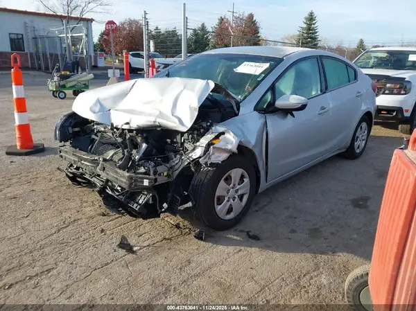 3KPFK4A72JE198760 2018 KIA FORTE - Image 2