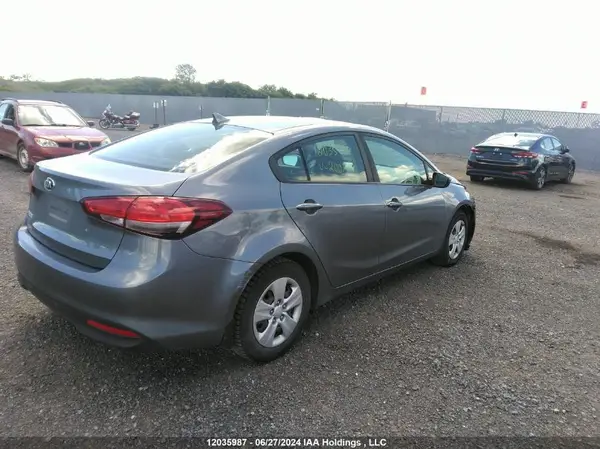 3KPFK4A72JE200586 2018 KIA FORTE - Image 2