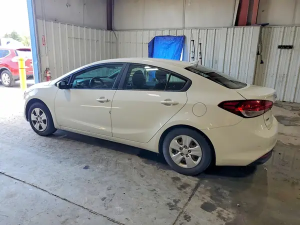 3KPFK4A72JE205626 2018 KIA FORTE - Image 2