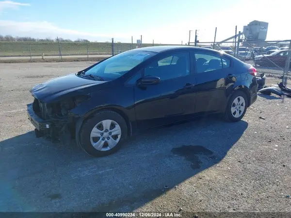 3KPFK4A72JE210292 2018 KIA FORTE - Image 2