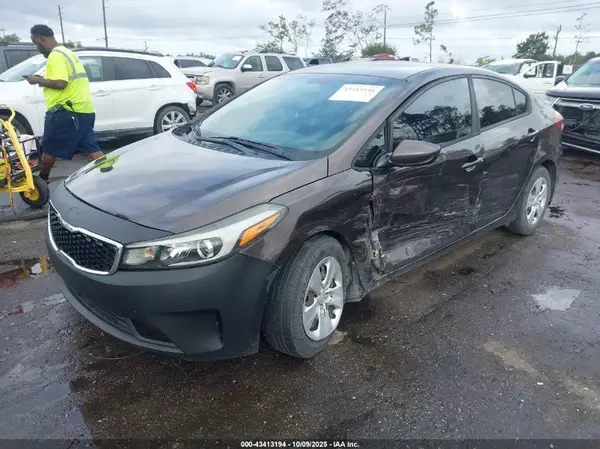 3KPFK4A72JE215587 2018 KIA FORTE - Image 2