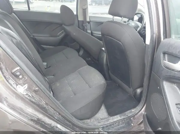 3KPFK4A72JE215587 2018 KIA FORTE - Image 8