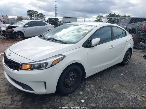 3KPFK4A72JE216898 2018 KIA FORTE - Image 2