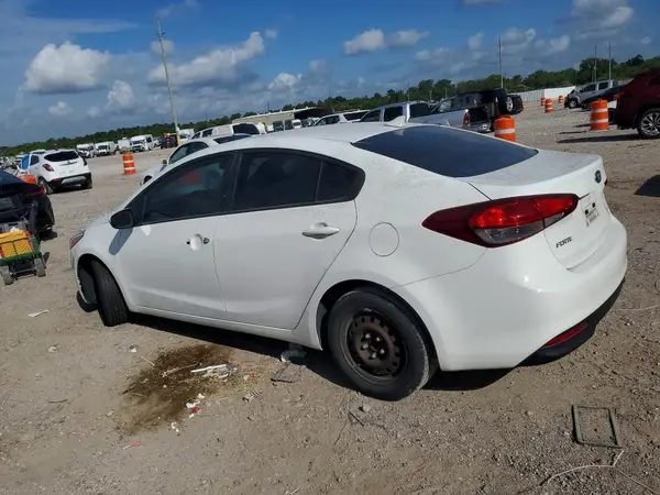 3KPFK4A72JE218411 2018 KIA FORTE - Image 2