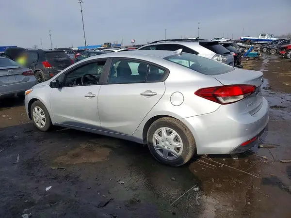 3KPFK4A72JE226329 2018 KIA FORTE - Image 2
