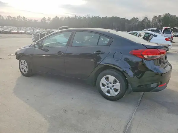 3KPFK4A72JE228257 2018 KIA FORTE - Image 2
