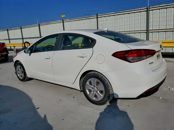 3KPFK4A72JE229490 2018 KIA FORTE - Image 2