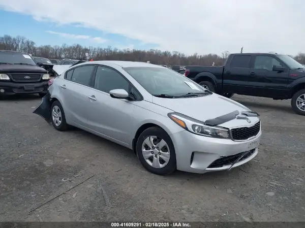 3KPFK4A72JE232051 2018 KIA FORTE - Image 1