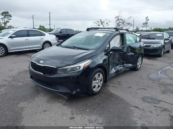 3KPFK4A72JE232132 2018 KIA FORTE - Image 2