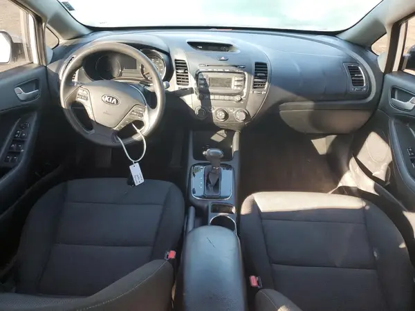 3KPFK4A72JE233667 2018 KIA FORTE - Image 8