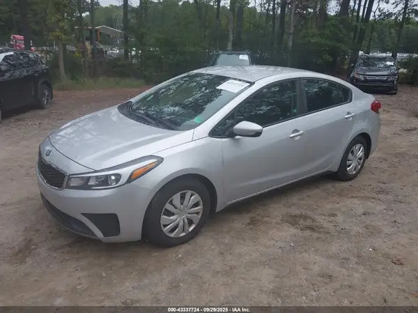 3KPFK4A72JE233880 2018 KIA FORTE - Image 2