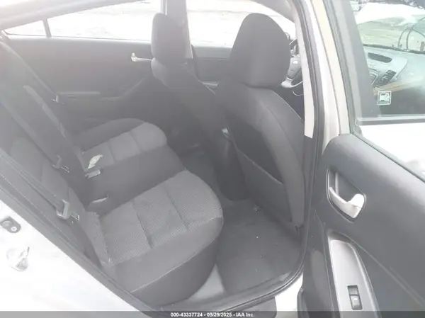 3KPFK4A72JE233880 2018 KIA FORTE - Image 8