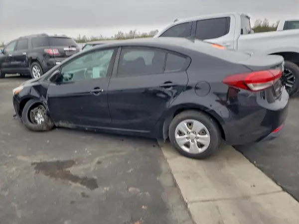 3KPFK4A72JE235239 2018 KIA FORTE - Image 2