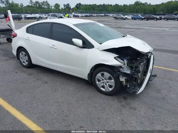 3KPFK4A72JE242126 2018 KIA FORTE - Image 1