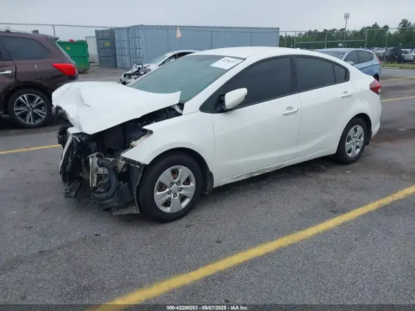 3KPFK4A72JE242126 2018 KIA FORTE - Image 2