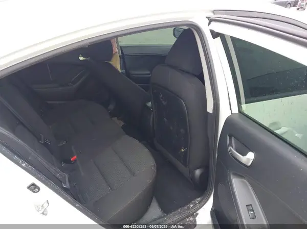 3KPFK4A72JE242126 2018 KIA FORTE - Image 8