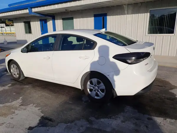 3KPFK4A72JE243535 2018 KIA FORTE - Image 2