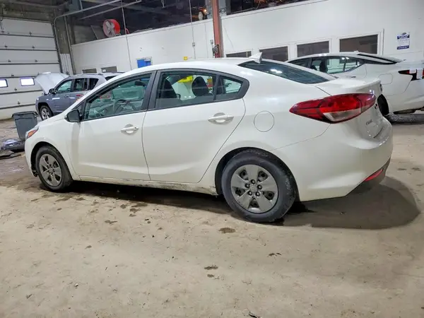 3KPFK4A72JE245186 2018 KIA FORTE - Image 2