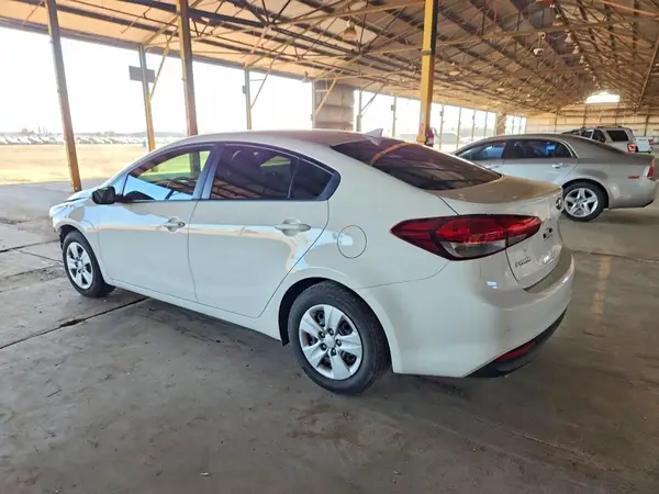3KPFK4A72JE257273 2018 KIA FORTE - Image 2