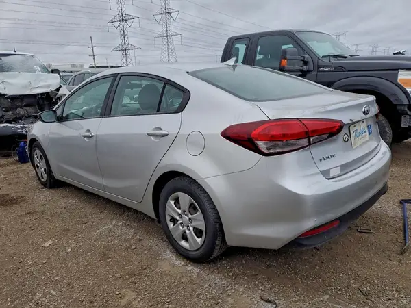 3KPFK4A72JE263445 2018 KIA FORTE - Image 2