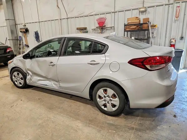 3KPFK4A72JE273585 2018 KIA FORTE - Image 2