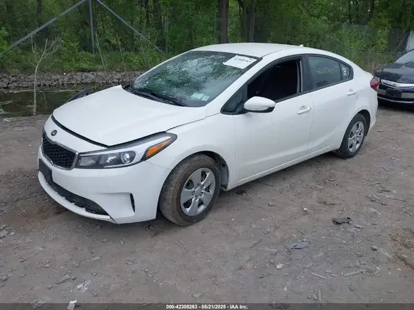 3KPFK4A72JE275904 2018 KIA FORTE - Image 2
