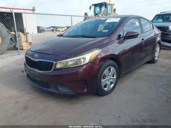 3KPFK4A72JE276535 2018 KIA FORTE - Image 2