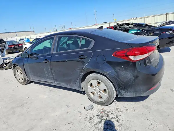 3KPFK4A72JE278513 2018 KIA FORTE - Image 2