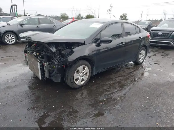 3KPFK4A72JE284912 2018 KIA FORTE - Image 2