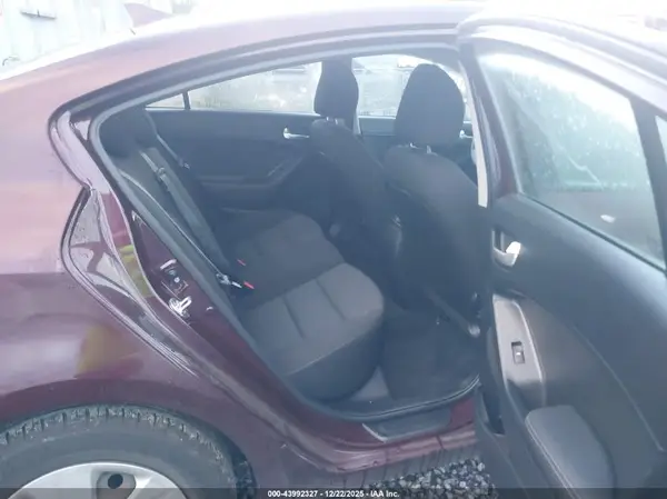 3KPFK4A73HE015862 2017 KIA FORTE - Image 8