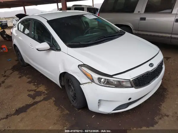 3KPFK4A73HE025369 2017 KIA FORTE - Image 1
