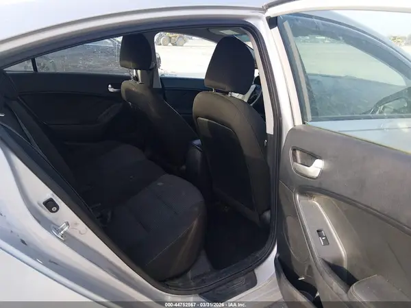 3KPFK4A73HE026375 2017 KIA FORTE - Image 8