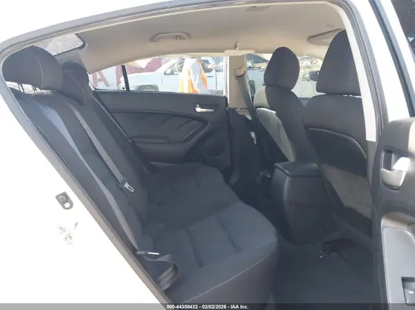 3KPFK4A73HE028532 2017 KIA FORTE - Image 8