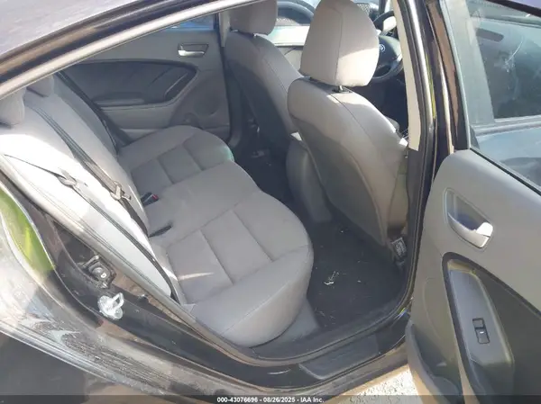 3KPFK4A73HE030426 2017 KIA FORTE - Image 8