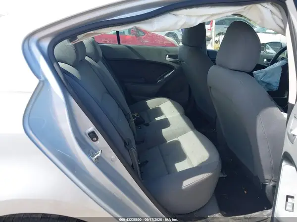 3KPFK4A73HE046027 2017 KIA FORTE - Image 8