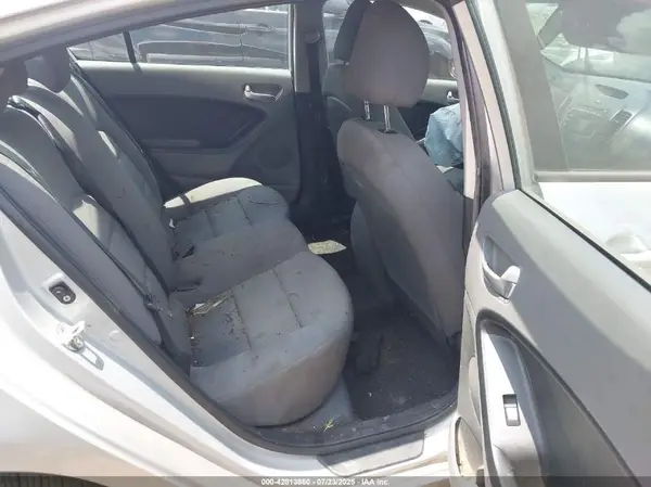 3KPFK4A73HE047923 2017 KIA FORTE - Image 8