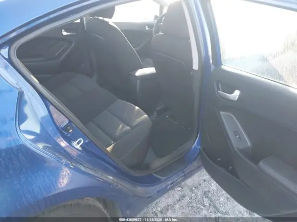 3KPFK4A73HE058422 2017 KIA FORTE - Image 8