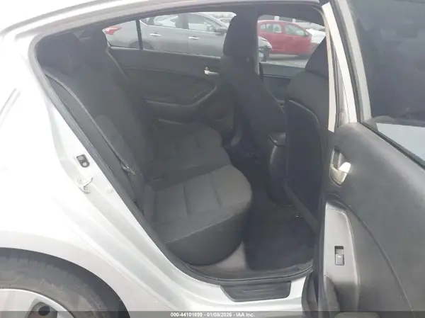3KPFK4A73HE067394 2017 KIA FORTE - Image 8
