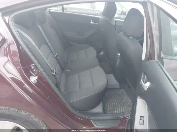 3KPFK4A73HE076371 2017 KIA FORTE - Image 8