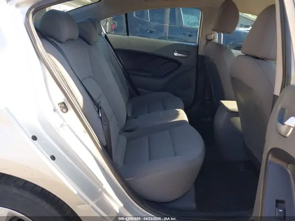 3KPFK4A73HE078119 2017 KIA FORTE - Image 8