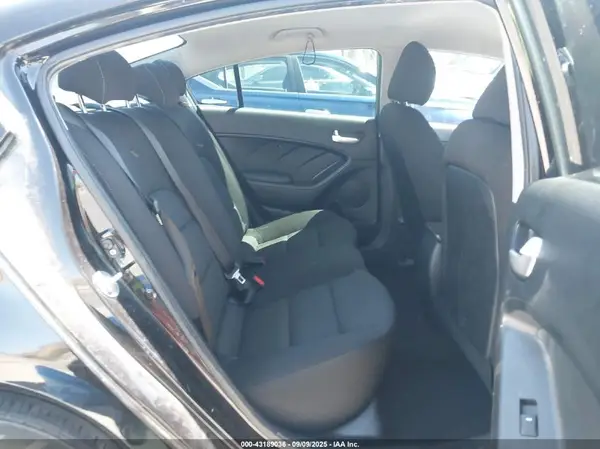 3KPFK4A73HE083093 2017 KIA FORTE - Image 8