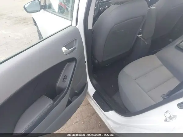 3KPFK4A73HE085507 2017 KIA FORTE - Image 8
